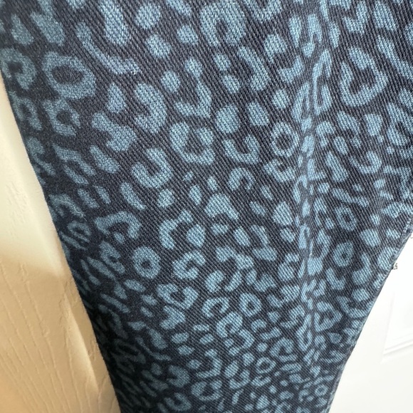 Spanx Jean-ish Blue Leopard Print Pull On High Rise Leggings
Size Medium - Picture 5 of 8